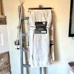 New- Lucky Brand SOFT plush throw 50X70
